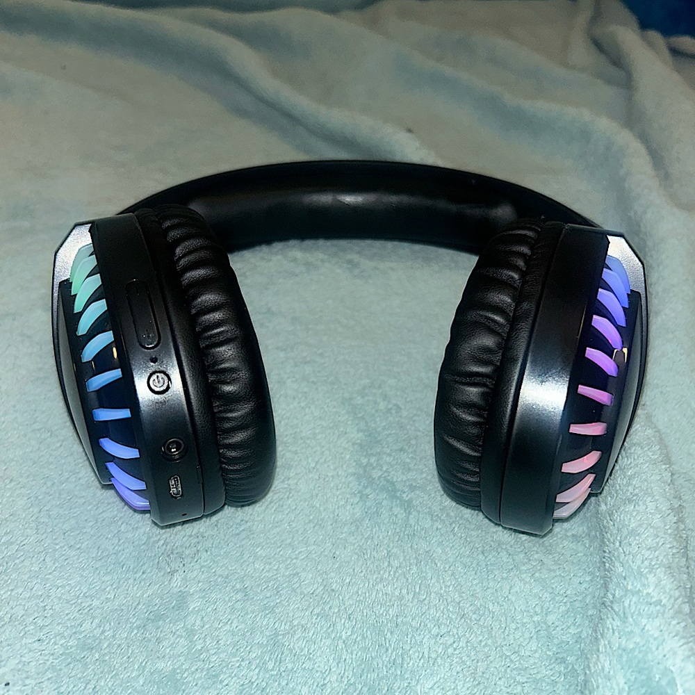LED Light Color Changing Headphones - Picture 8 of 11